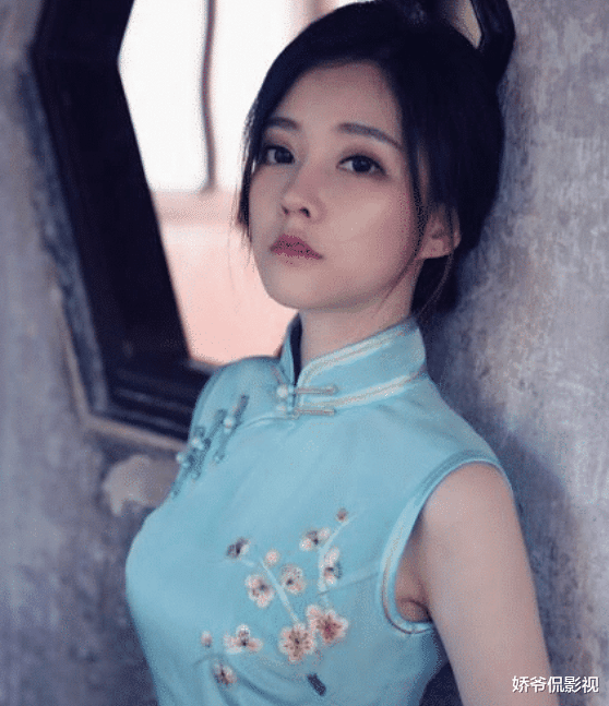 冯提莫■冯提莫直播忘开美颜，秒变40岁大妈狂掉粉，网友：又一个乔碧萝？