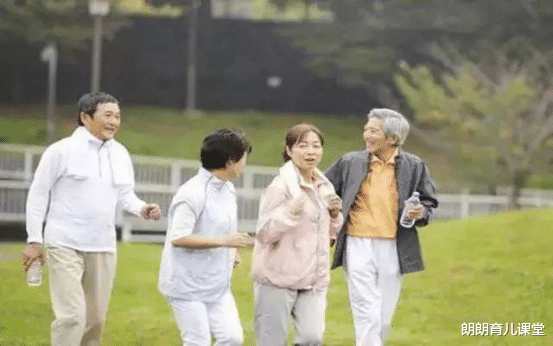 朗朗育儿课堂 “抱团养老”遇难题，远离子女看似自由，却在慢慢毁掉老年生活