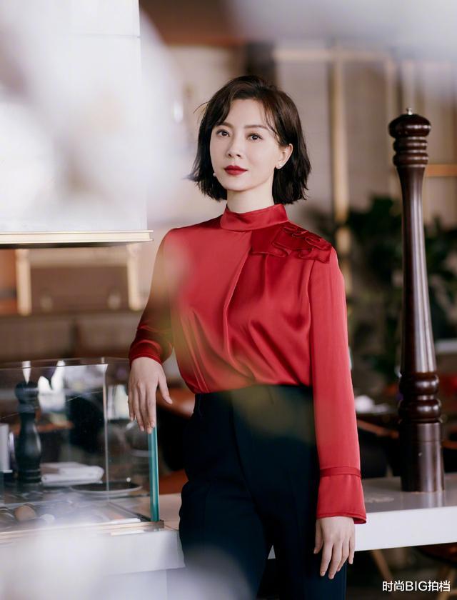 西装|43岁陈数不愧是“西服一姐”，穿搭气质又优雅，短发红唇真迷人！