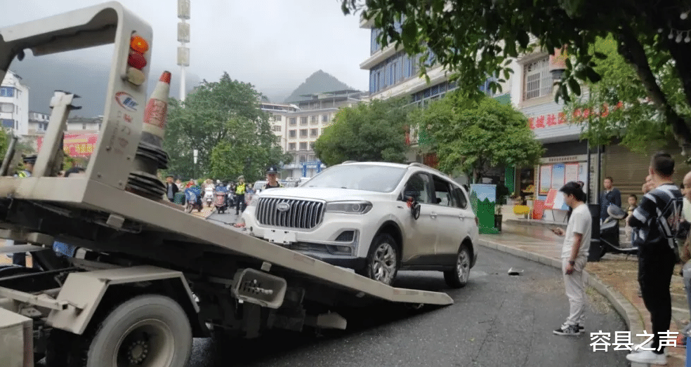 容县之声|云南小伙广东买新车，路过广西雨天行车过弯道不减速，侧翻路边！