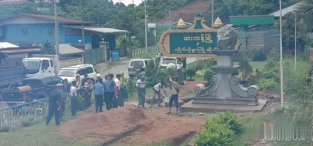 帕敢|缅甸源头帕敢豪气外露，镇区入口竖立1吨翡翠原石“价值连城”