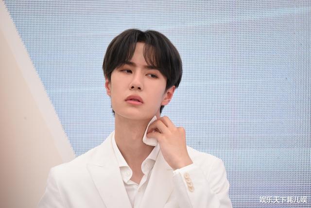 王一博|王一博摔车后录《天天向上》，眼睛无神脸疑似被撞青状态堪忧，行程忙引粉丝不满