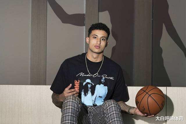 「库兹马」库兹玛和白癜风女友海边晒恩爱，网友却不干了