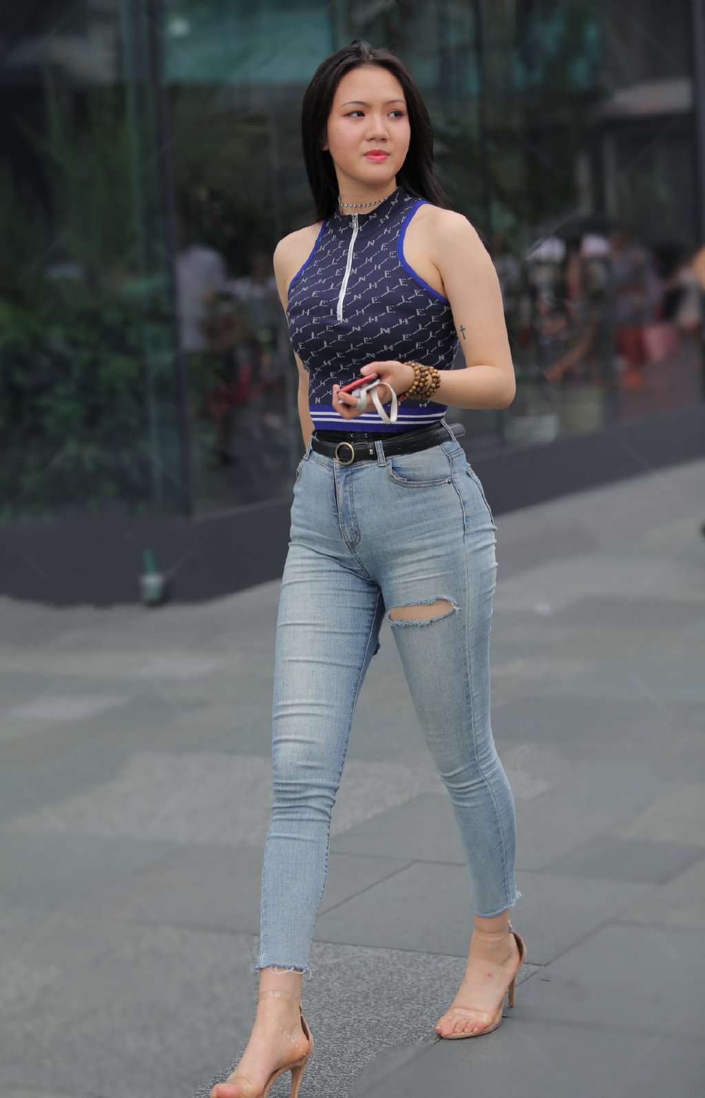 紧身牛仔裤■腿上赘肉太多，紧身牛仔裤都被“撑破”，再不减肥脱都脱不下来