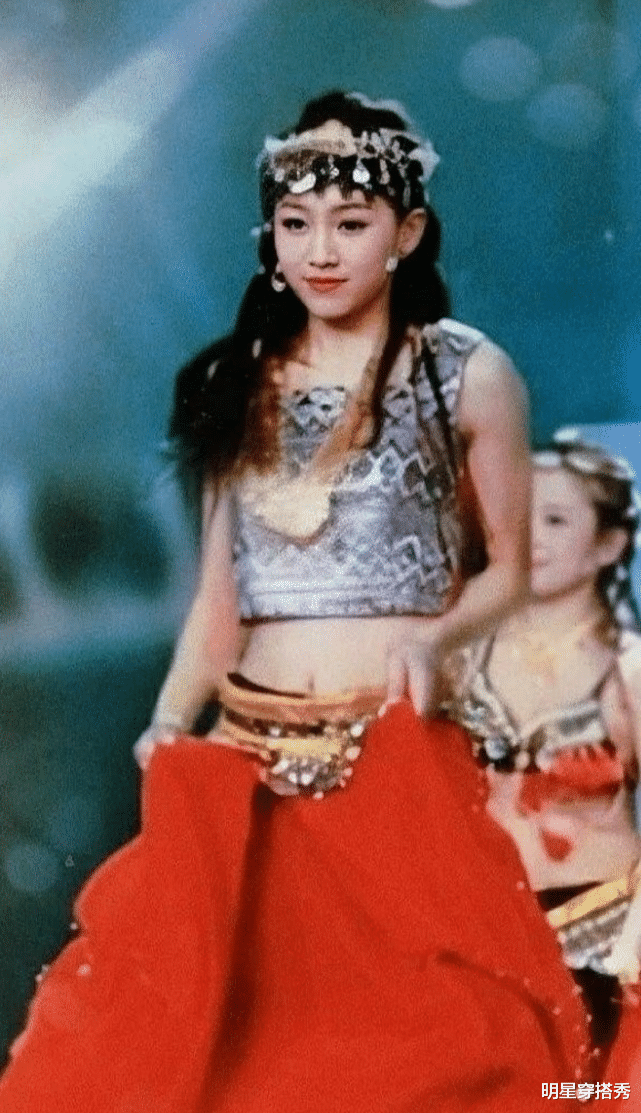 卷发：原来你是这样的刘雨昕，“长卷发+炫腹装”，扭腰那刻女生都酸了