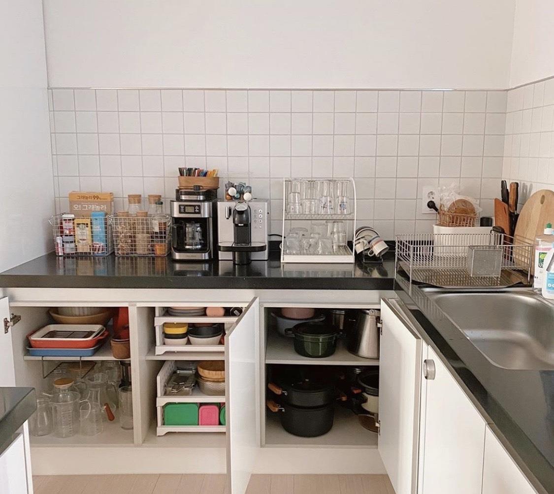 『』走进韩国女主的家，真的受益匪浅！全屋物品罗列得有条不紊，养眼