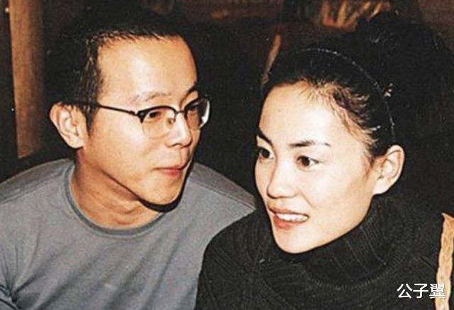 王菲@王菲出生到小学的私人相册曝光，牵出一段出道前的隐秘往事