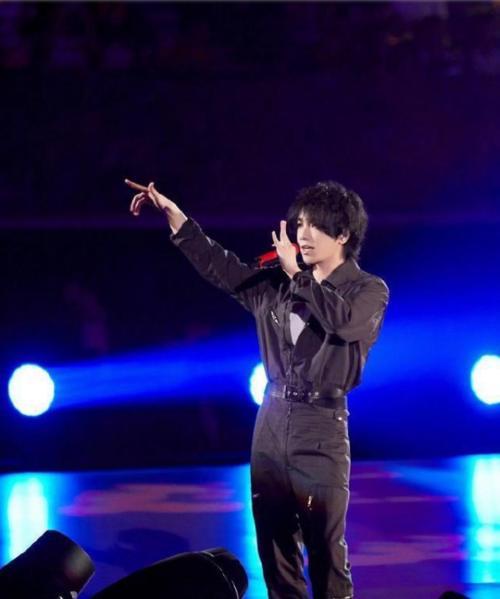 华晨宇|仅一岁之差，肖战华晨宇同穿连体工装裤，谁能更胜一筹呢？