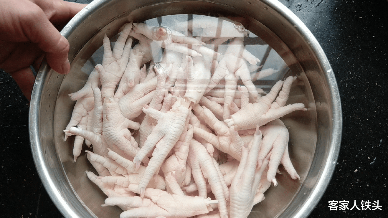 「」想吃盐焗鸡脚？教你在家做，一次做2斤，好吃到吃完舔手指，真香