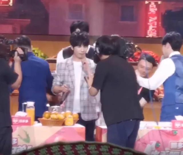 迪丽热巴|迪丽热巴直播突发乌龙事件 王一博无动于衷遭网友吐槽