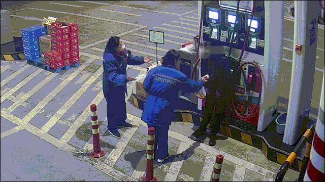 #娃娃鱼#萧山加油站内一男子欲点燃加油枪，冲动的背后是替朋友贷了款