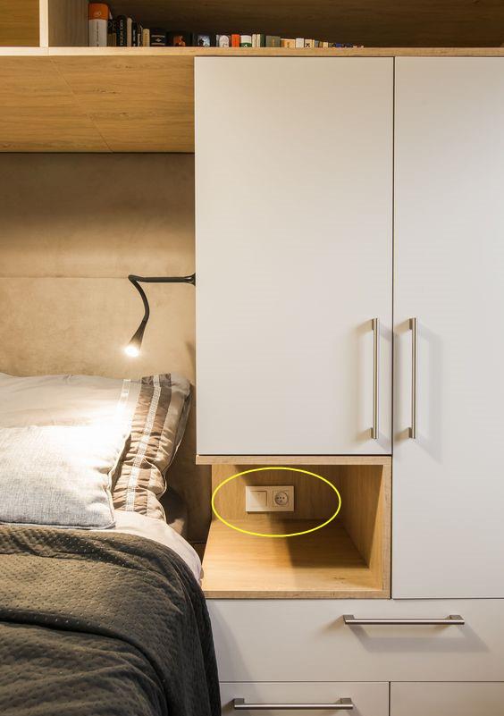 |床头靠墙打一圈柜子，储物空间瞬间多5平，两侧掏空床头柜也有了