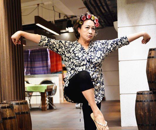 『元秋』她因一根烟爆红,骂洪金宝,叫成龙“大鼻”,连周星驰都求她出山