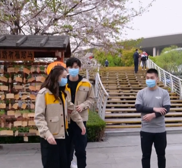 邓伦▲邓伦拉热巴一起健身,热巴拒绝要离开,邓伦最后的举动,太霸道了