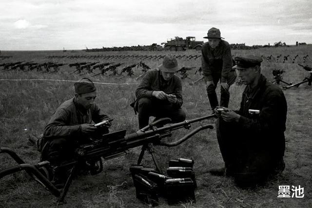 「八路军」70万关东军被打败后，苏军为啥不要他们的武器？八路军拉了3天3夜