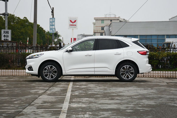 「福特」厚道却卖不动的合资车，入门248马力配8AT，轴距超2米7，不足18万