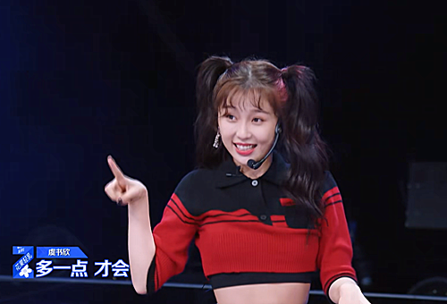 虞书欣：虞书欣的“黑色美甲”火了，当她抬起手那一刻，网友：太潮了！