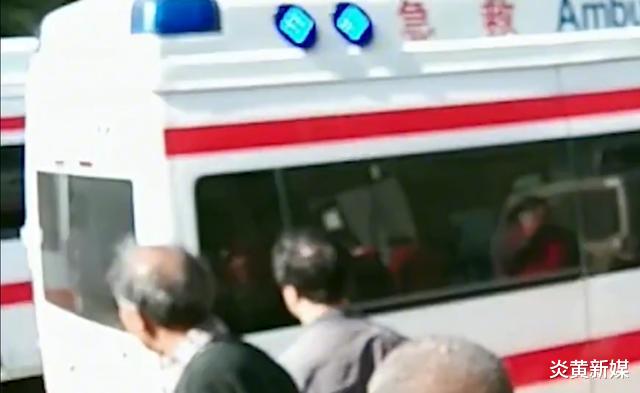 货车|两名女子不慎被“活埋”致死！满载数十吨沥青货车发生侧翻，沥青倾泻一空