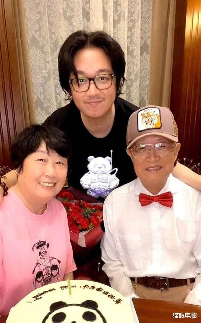 「潘粤明」演员潘粤明父亲突发脑溢血，母亲徒手扎针放血保命，获赞：真伟大