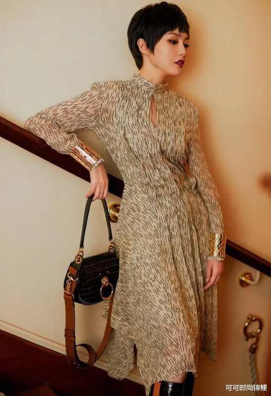 [唐嫣]唐嫣风格大变，剪短发配透纱裙显小又干练，画上浓妆美到不敢认