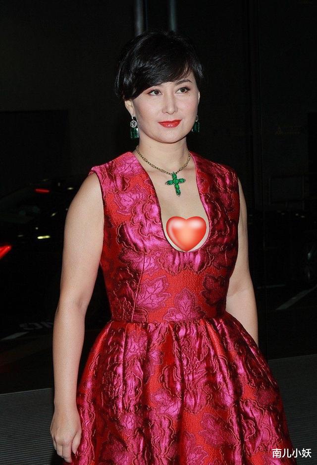 短发|何超琼换发型好精神，四姐妹同台她最显年轻靓丽，站C位不怒自威