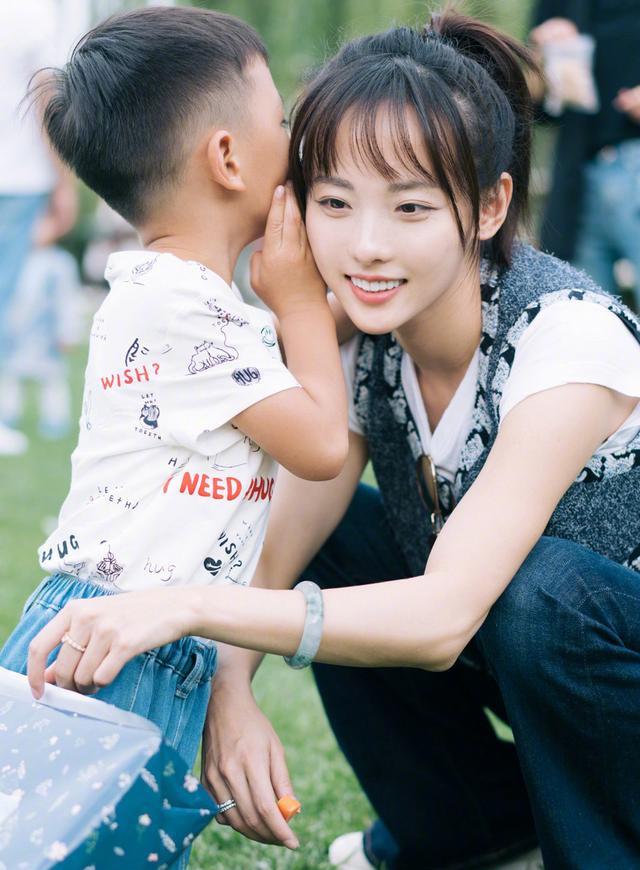 穿衣搭配|论少女感,我大概只服张嘉倪!牛仔装配初恋短发,哪里像是二孩妈