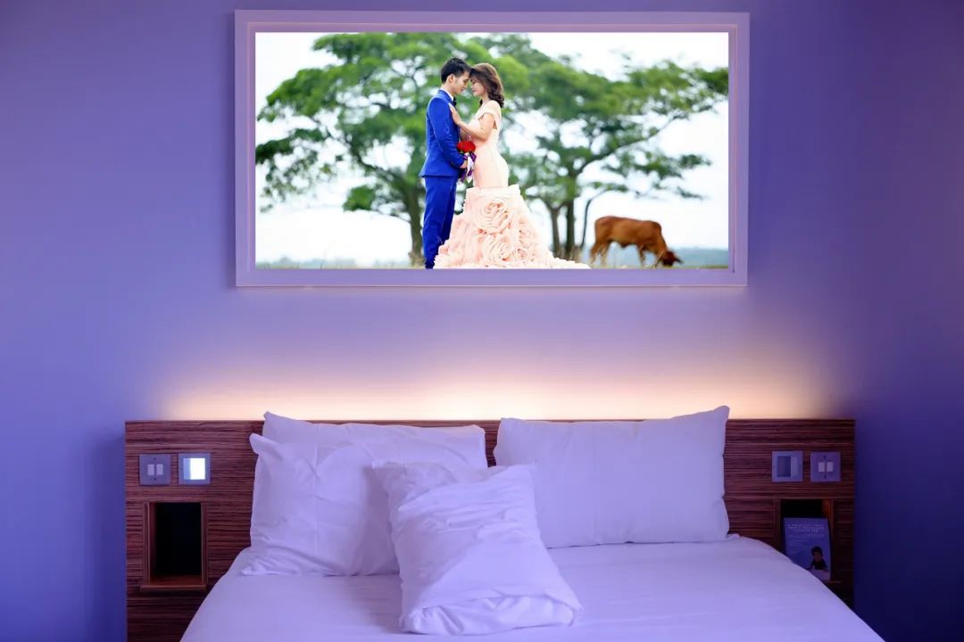 「」新房装修好，她住进去第一晚就失眠了，只因床头挂的婚纱照！