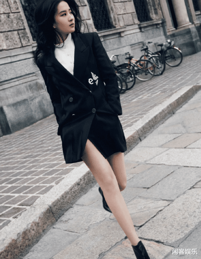 「刘亦菲」路人偶遇刘亦菲，蹲在超市货架前选东西，网友：这蹲姿我学不来