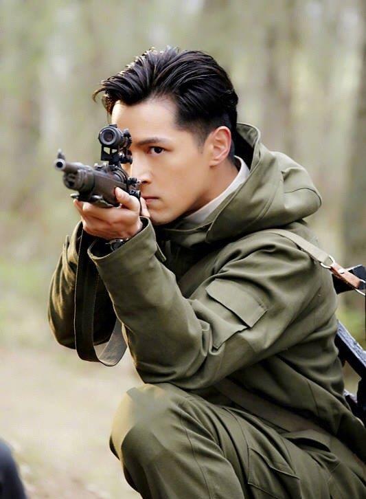 「任嘉伦」10个民国剧特工，任嘉伦《秋蝉》穿西装、风衣、皮衣帅到没朋友