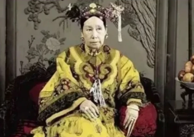 慈禧太后▲慈禧后人身家五百亿，北京一条街都是她的，她不上桌全家不开饭