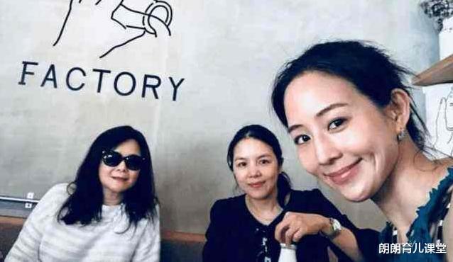 「」“高颜值母女”走红，三人合照像姐妹，网友：拿放大镜都分不清