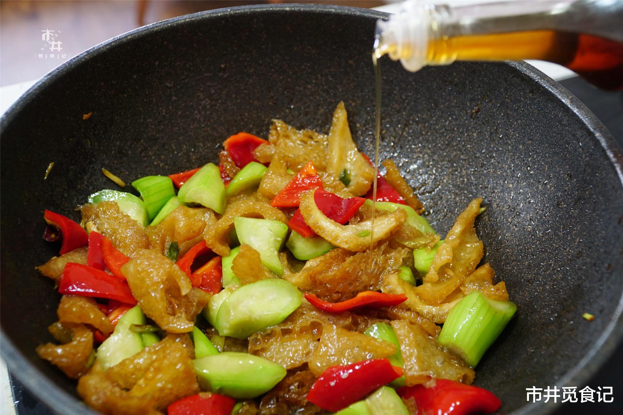 「食材」它和丝瓜一起炒是绝配，几块钱1斤，爽口解馋，天热宁可不吃肉了