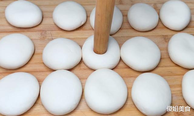 「蛋糕」春天，面粉别再蒸馒头了，试试这做法，暄软又劲道，太好吃了