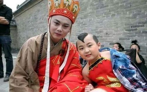 邓鸣贺|“年画娃娃”邓鸣贺去世，去世前仍被母亲“强迫”商演，终年8岁