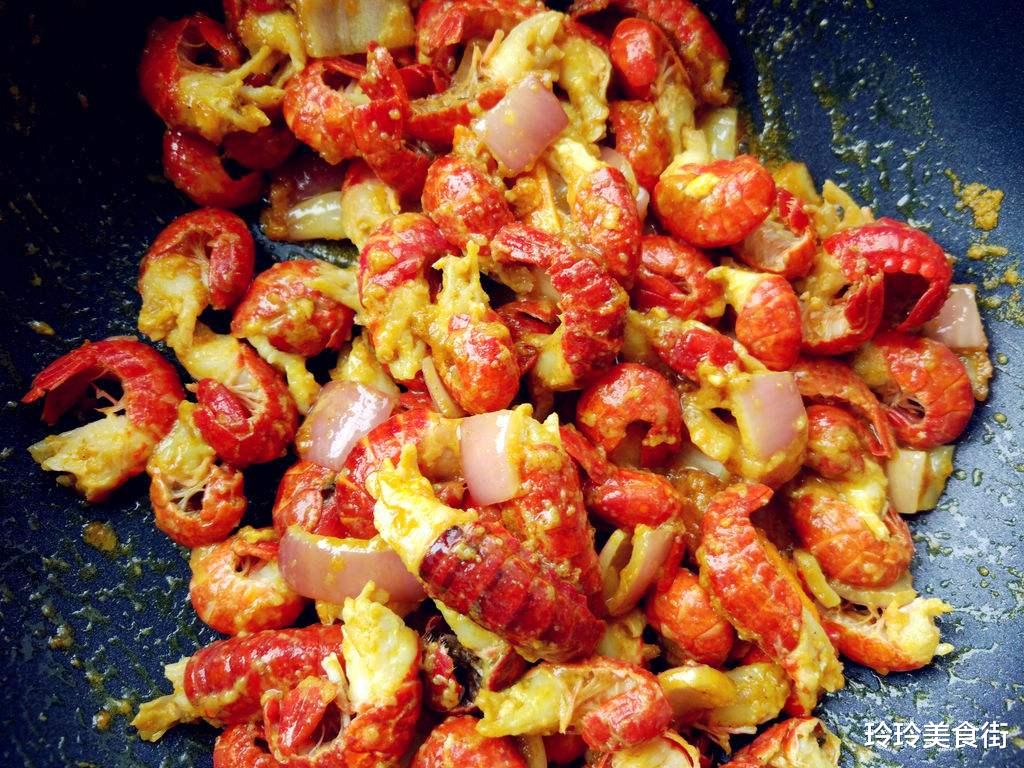 「小龙虾」做小龙虾时，加两勺“它”，邻居找上门，吃完扔下钱就走