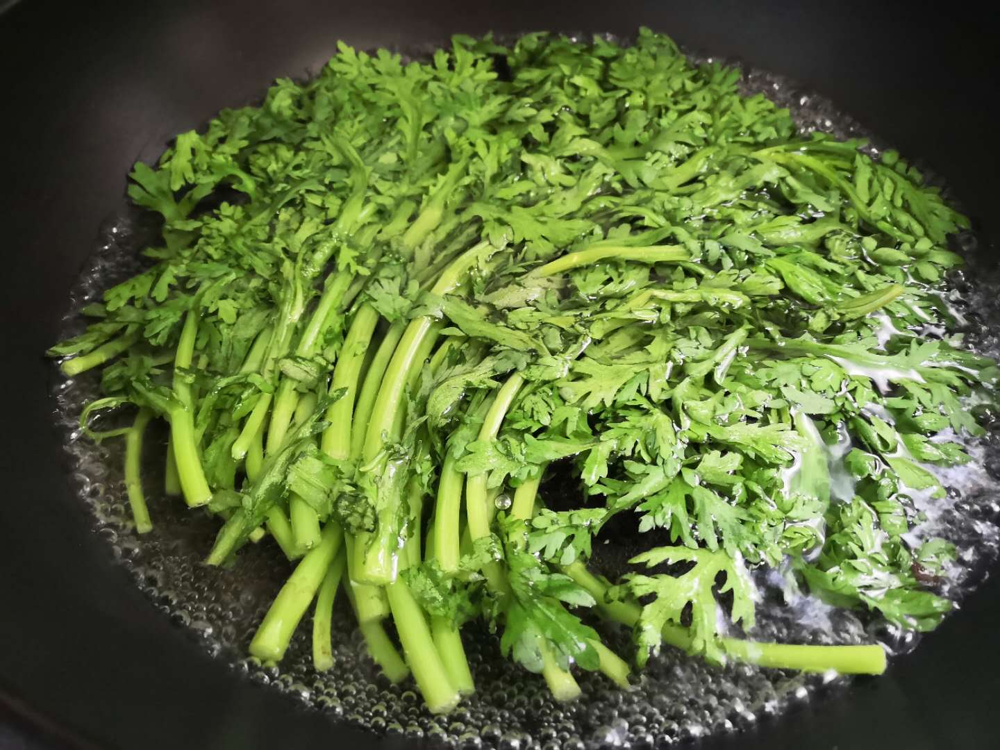 #鸡蛋饼#三月抓紧吃这菜，春天咳嗽痰多就怕它，加点面粉搅一搅，香软清香