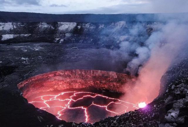 []上千度的铁水都不能将其熔化，坩埚是用什么做的？