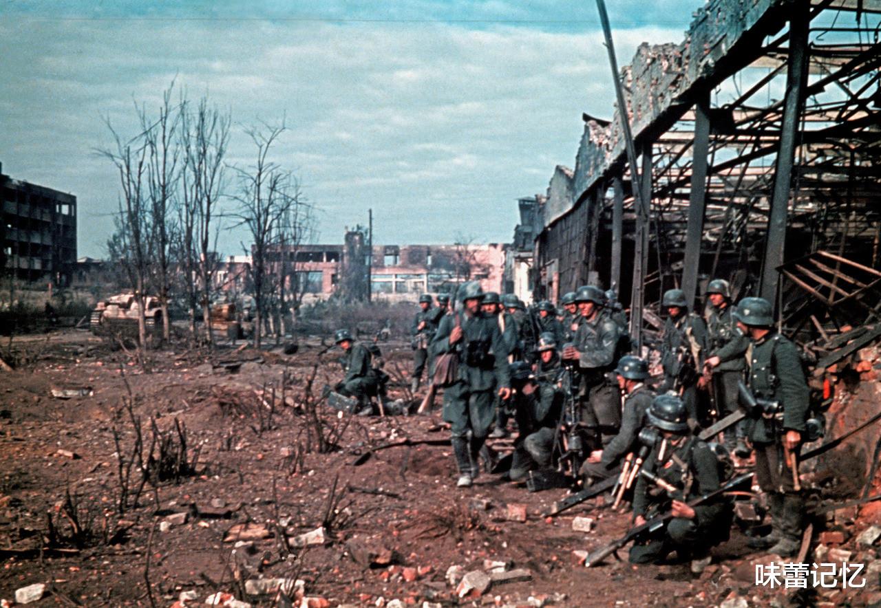 「苏联」俘虏被集体枪决时,为什么不奋起反抗?老兵含泪道出三点原因