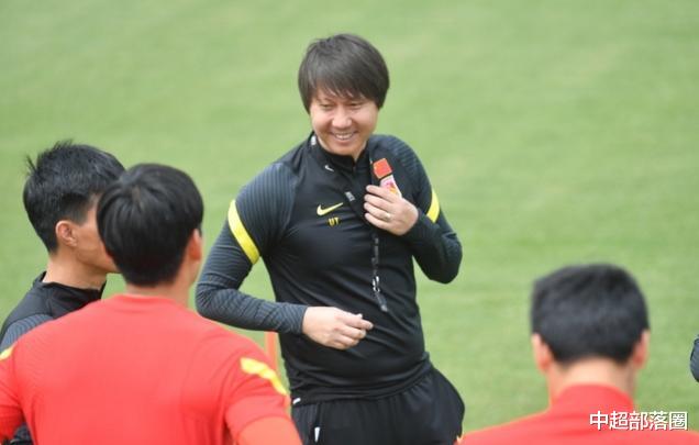 「国足」曝洛国富出场后不久被换！国足本土三叉戟打爆上港，5天再战申花