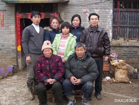 『』15年前入选感动中国的洪战辉，带着妹妹上大学，985毕业后去了哪