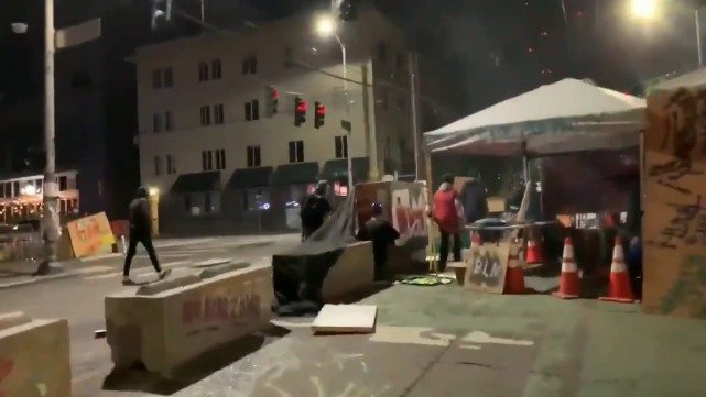 『香港』越来越像叙利亚,美国一“自治区”常爆发枪击事件,有人持AK奔跑