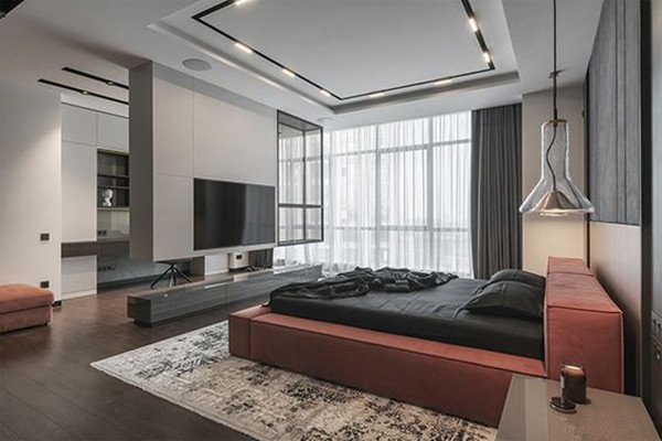 |如今电视流行这样装,一根滑轨杆吊在墙顶任意移动,不占1㎡空间