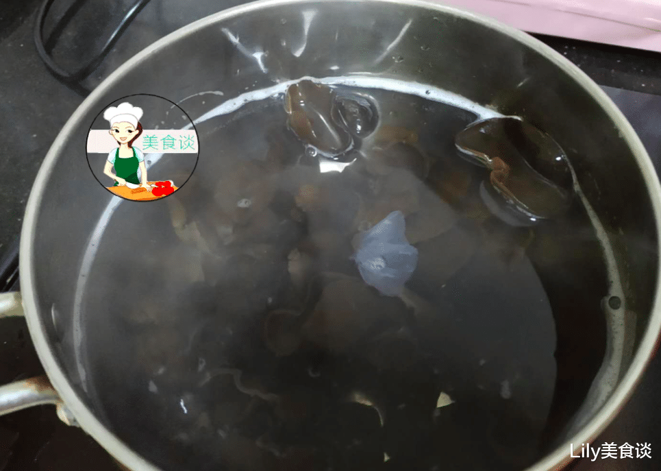 银耳▲五月，不吃肉也要吃它，铁是菠菜的20倍，还清肠刮油，拌一拌就好