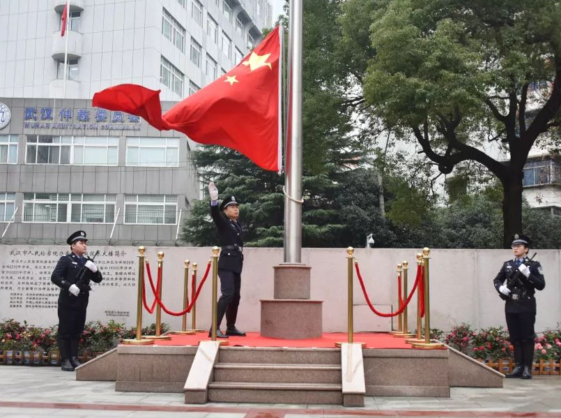 「日本」日本人用脚踢中国的升旗台， 被解放军一枪托给砸晕，国人看完后太解气