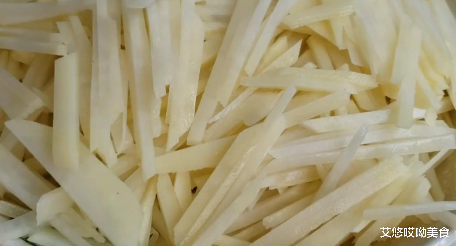 土豆▲土豆还炒着吃？教你土豆新做法，拉丝软糯，个个酥软
