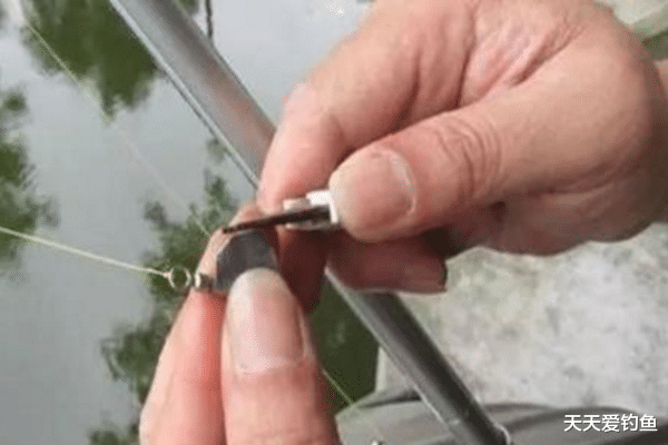灵敏度|钓鱼技巧：影响钓组灵钝的几个因素，浮漂吃铅小钓组未必灵！