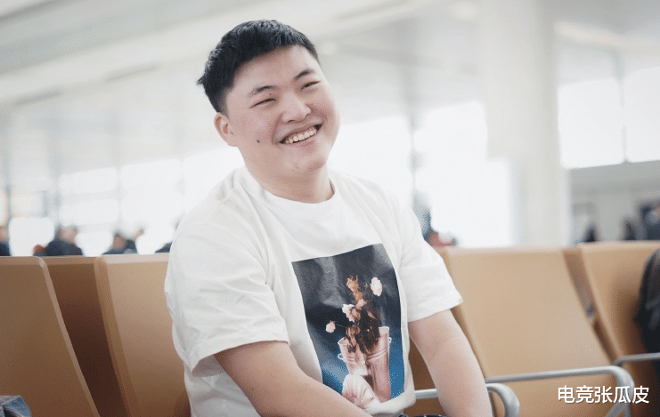 Uzi■RNG官宣Uzi已返回上海，隔离期结束后或将登场，RNG有救了！