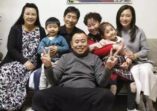 「潘长江」在女厕所居住8年时间，当红时嫌弃妻女，潘长江不为人知的一面