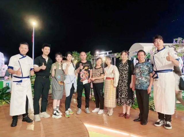 赵丽颖|赵丽颖《中餐厅》工作照首曝光,坐柜台前认真对账,当妈后更成熟