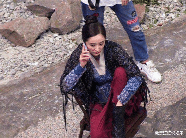 鹿晗|明星片场休息：黄晓明抱Baby睡觉，鹿晗玩水枪，而她却在抠脚